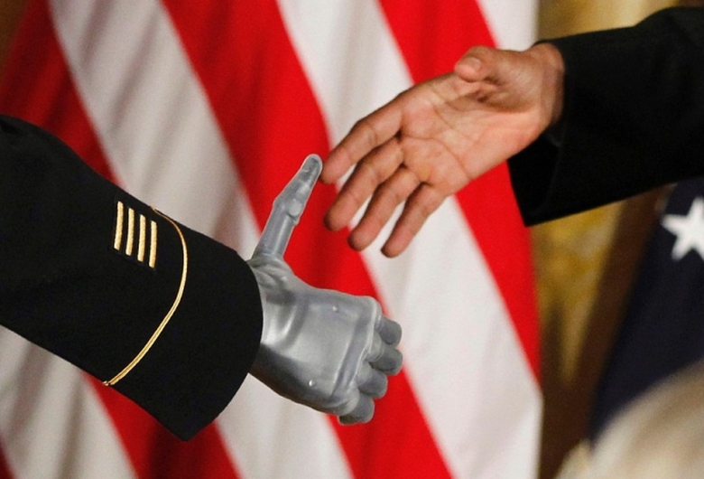 &Ocirc;ng Obama bắt tay với Sĩ quan qu&acirc;n đội Leroy Arthu