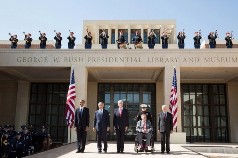 &Ocirc;ng Obama chụp ảnh c&ugrave;ng 4 cựu Tổng thống Mỹ