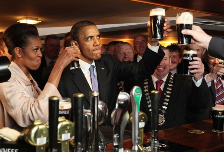 &Ocirc;ng Obama c&ugrave;ng gia đ&igrave;nh đệ nhất thưởng thướng bia 