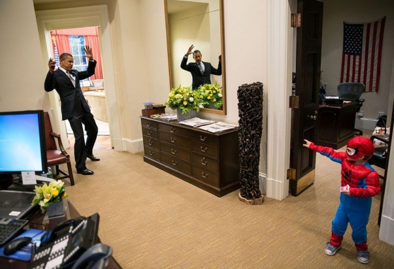 &Ocirc;ng Obama giả vờ bị bắt khi chơi đ&ugrave;a c&ugrave;ng cậu b&eacute; N