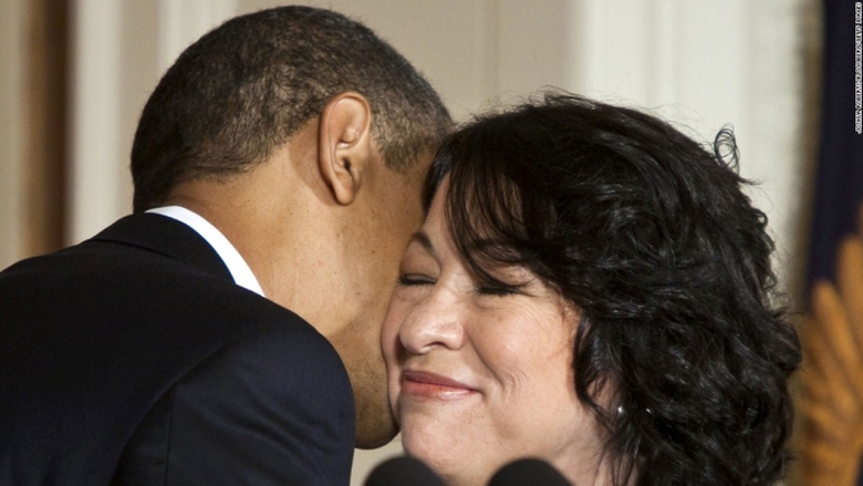 &Ocirc;ng Obama h&ocirc;n b&agrave; Sonia Sotomayor sau khi th&ocirc;ng b&aacute;o
