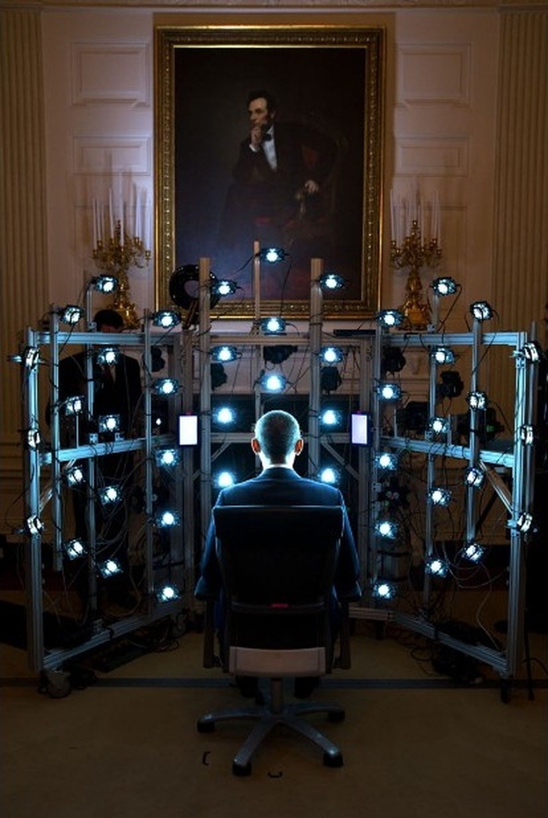 &Ocirc;ng Obama ngồi trước m&aacute;y in 3D do Viện nghi&ecirc;n cứu 
