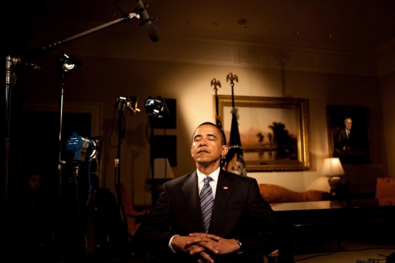 &Ocirc;ng Obama nhắm mắt trước khi c&oacute; b&agrave;i ph&aacute;t biểu tr&ecirc;n
