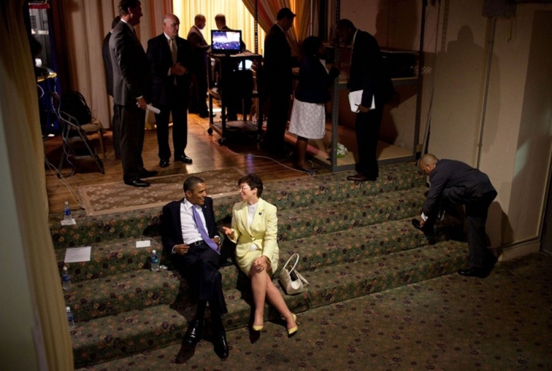 &Ocirc;ng Obama n&oacute;i chuyện ở hậu trường c&ugrave;ng Cố vấn cấp 
