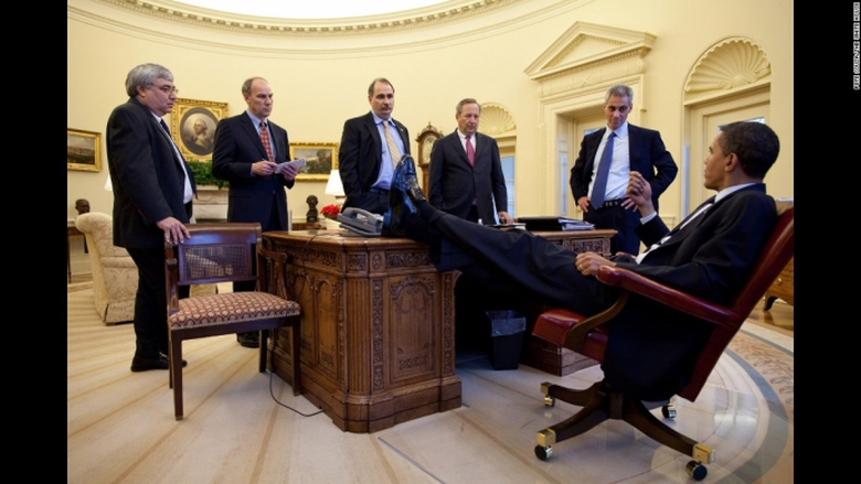 &Ocirc;ng Obama n&oacute;i chuyện với c&aacute;c trợ l&yacute; tại ph&ograve;ng Bầu 
