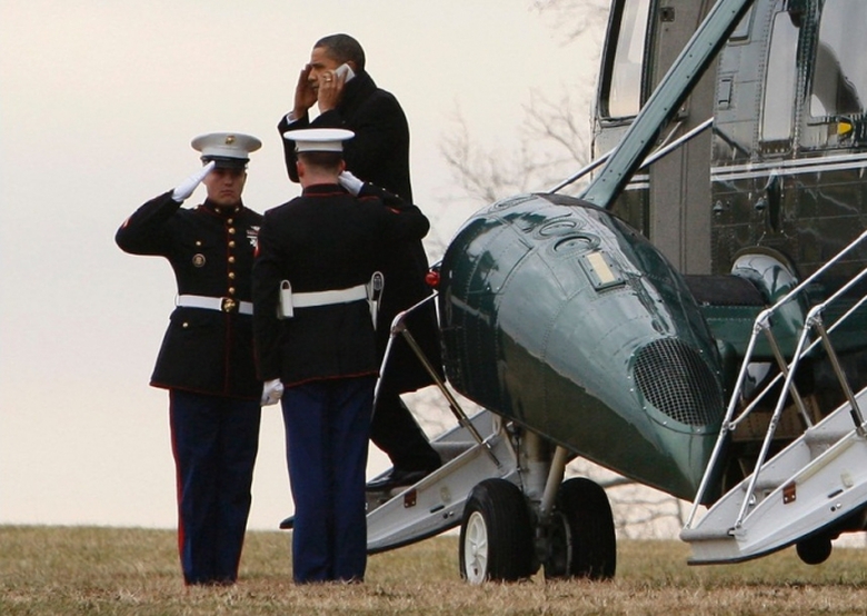 &Ocirc;ng Obama vừa bước xuống chiếc trực thăng Marine O