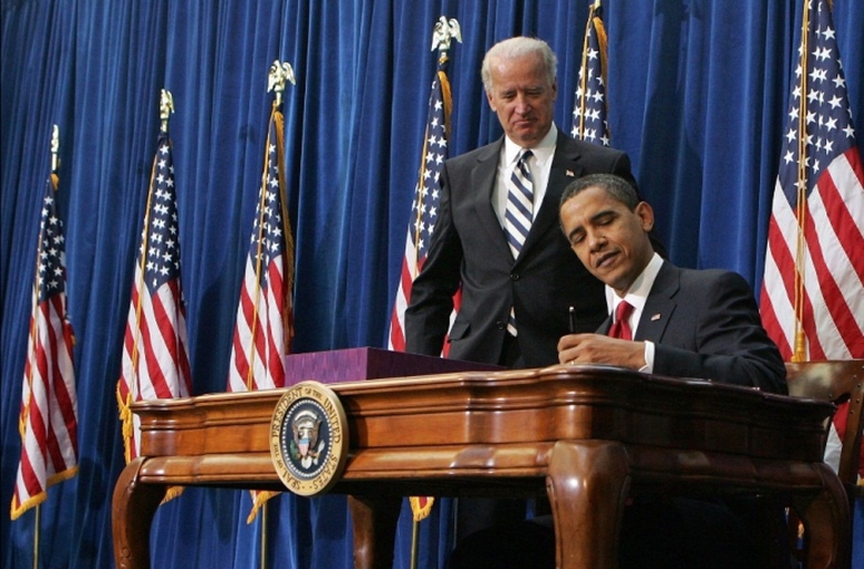 Ph&oacute; Tổng thống Joe Biden chứng kiến &ocirc;ng Obama k&yacute; l