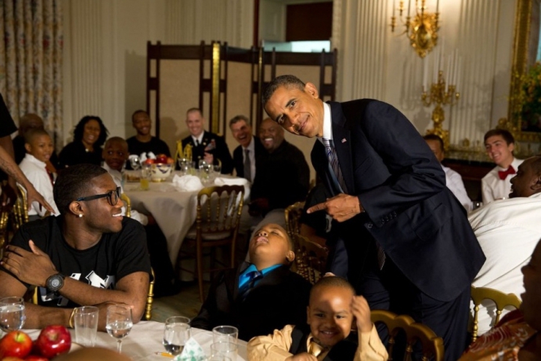 Tổng thống Obama chụp ảnh tr&ecirc;u đ&ugrave;a một cậu b&eacute; đang