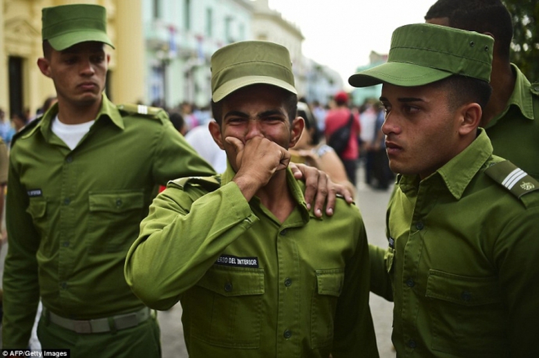 Một quân nhân Cuba xúc động khi chứng kie