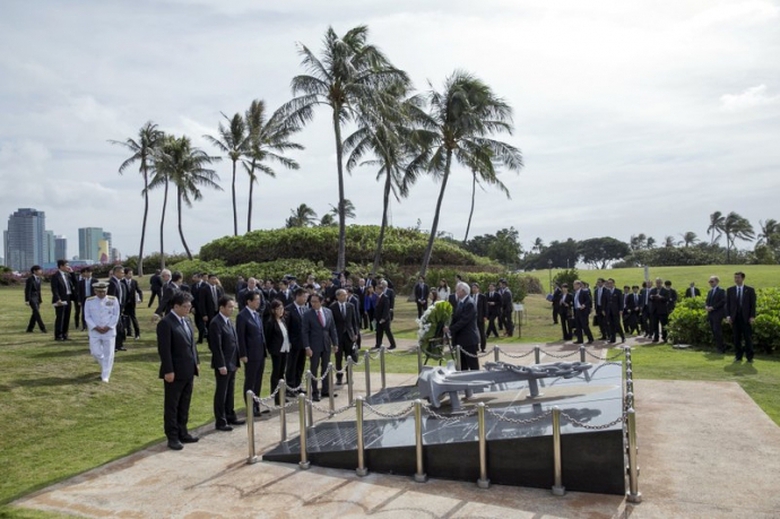 Thủ tướng Nhật cùng đoàn đại biểu cúi 