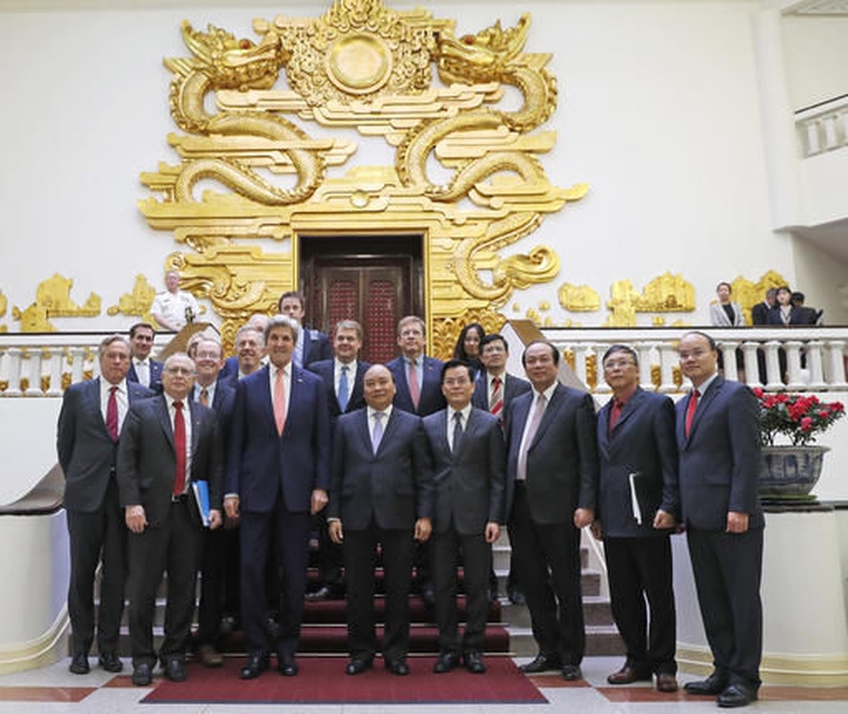 Ngoại trưởng John Kerry chụp ảnh c&ugrave;ng Thủ 