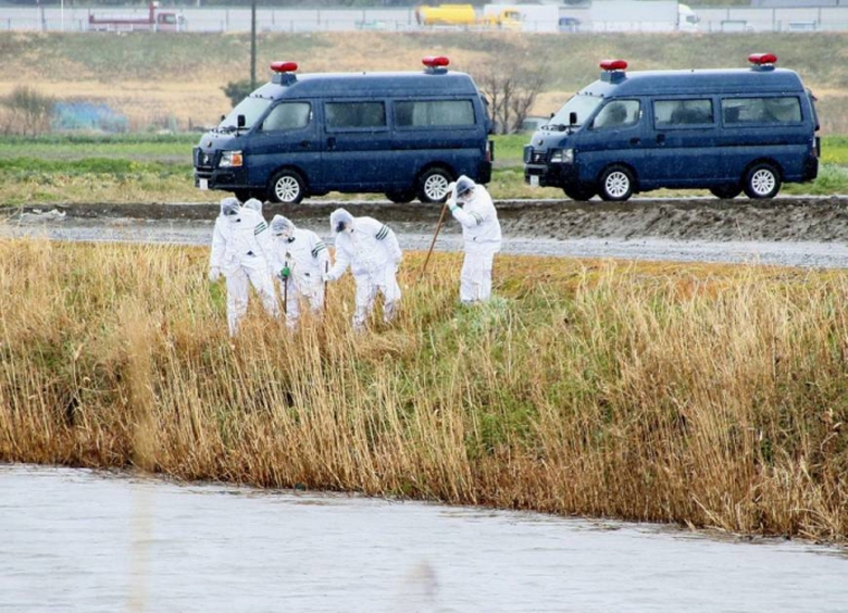 Cảnh s&aacute;t r&agrave; so&aacute;t khu vực xung quanh hiện trường nơ