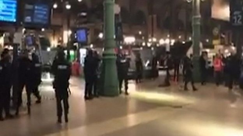 Cảnh sát vũ trang hạng nặng lục soát sân 