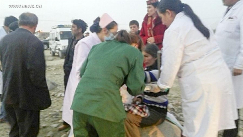 Người d&acirc;n địa phương bị thương đang được sơ cứu