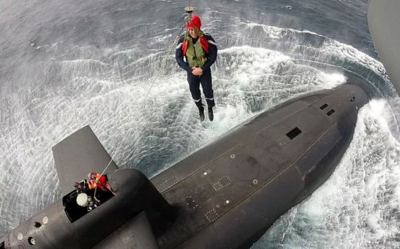 Tổng thống Ph&aacute;p được hạ từ trực thăng xuống t&agrave;u ng