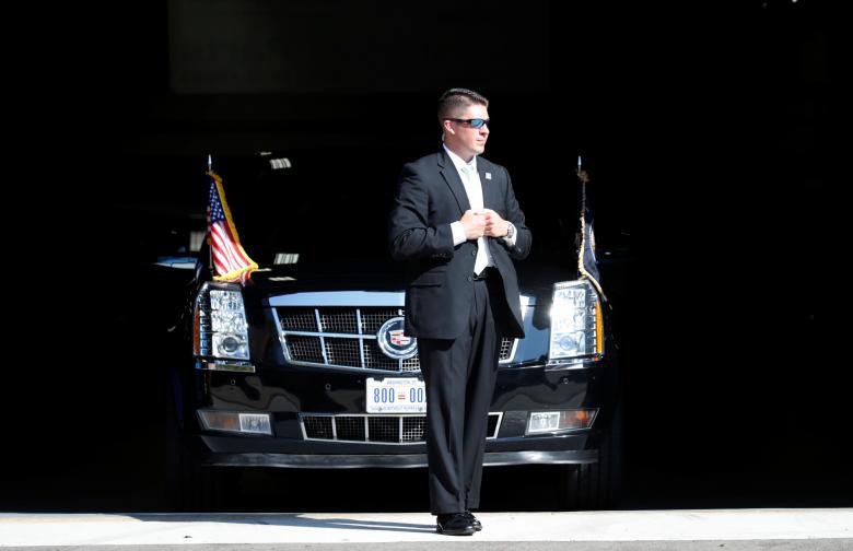 Mật vụ g&aacute;c trước xe limo của Tổng thống