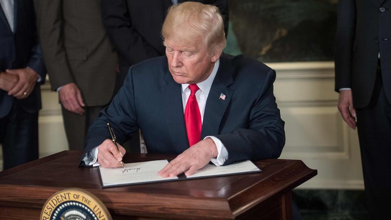 Tổng thống Mỹ Donald Trump đã ký văn kiệ