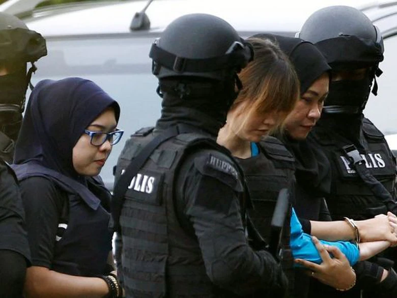 Cảnh sát áp giải Đoàn Thị Hương lên toà