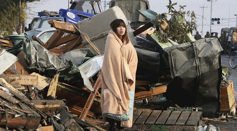 Một nạn nhân tại tỉnh Fukushima lặng nhìn