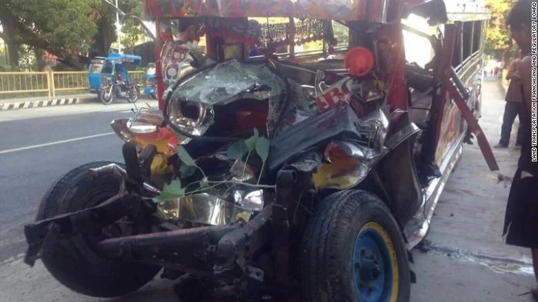 Chiếc xe jeepney chở kh&aacute;ch đi cầu nguyện rạng s&aacute;ng