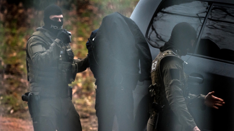 Cảnh s&aacute;t Đức hộ tống một người đ&agrave;n &ocirc;ng v&igrave; nghi ngờ