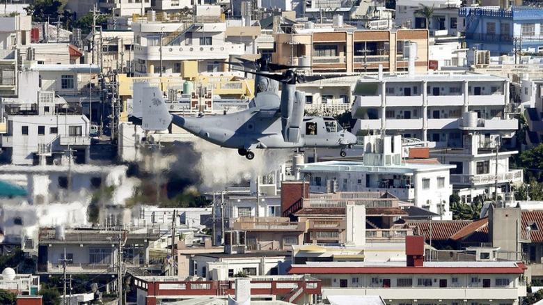 Một máy bay Mỹ bay gua thành phố Ginowan