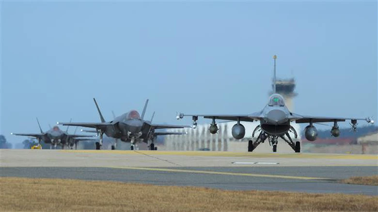 Kh&ocirc;ng lực Mỹ tr&igrave;nh diễn m&aacute;y bay F-16 v&agrave; F-35