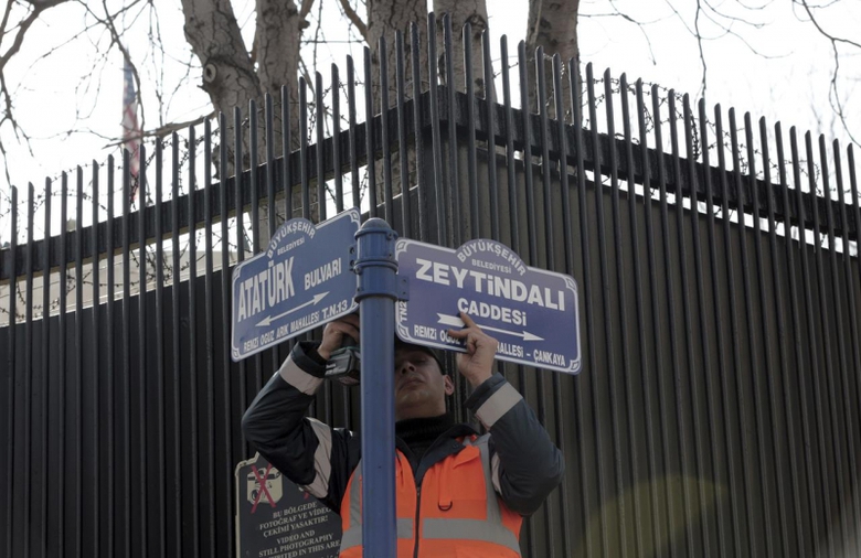 Nhân viên Thổ Nhĩ Kỳ thay biển tên đườ