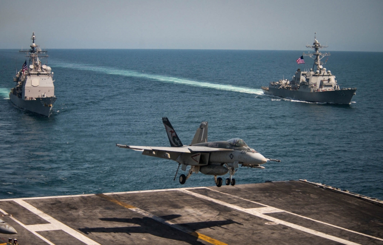 ti&ecirc;m k&iacute;ch F.A-18E Super Hornet tr&ecirc;n boong bay của 