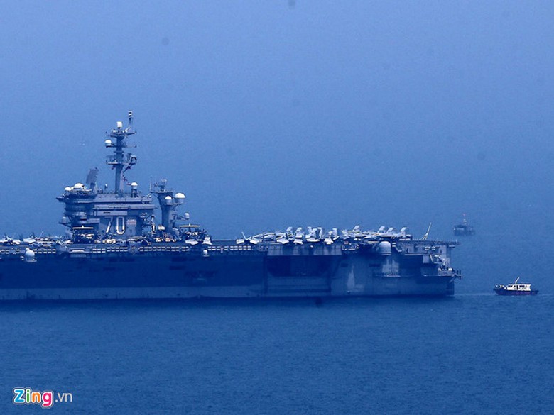 T&agrave;u hoa ti&ecirc;u Việt Nam tiếp cận t&agrave;u s&acirc;n bay USS Car