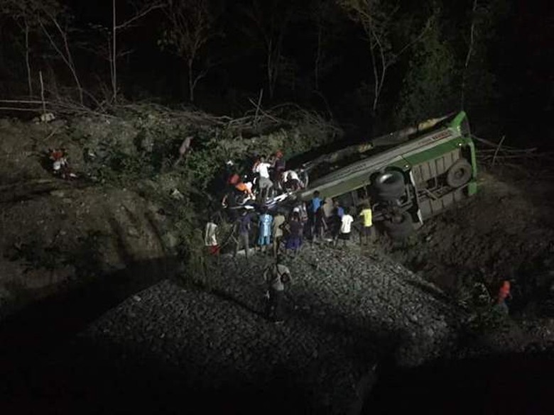 Đội cứu hộ t&igrave;m kiếm trong b&oacute;ng tối