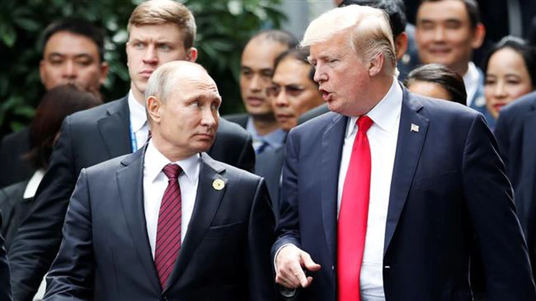 Tổng thống Mỹ Donald Trump nói chuyện vớ