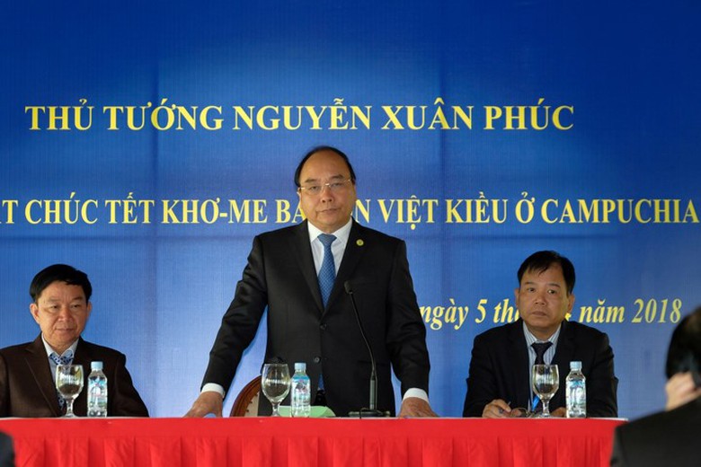 Thủ tướng Ch&iacute;nh phủ Nguyễn Xu&acirc;n Ph&uacute;c gặp gỡ v&agrave; tặn