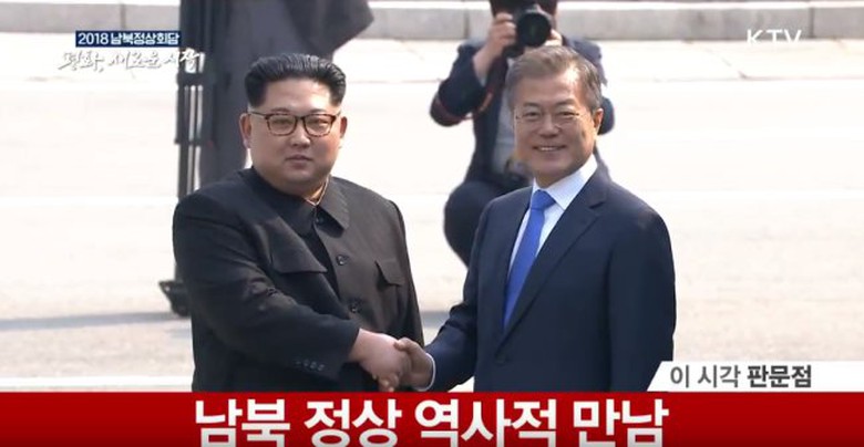 Chủ tịch Triều Tiên Kim Jong-un bắt tay vơ