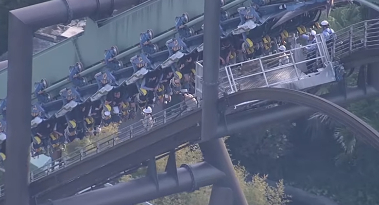 Hình ảnh hàng chục hành khách bị treo lơ l