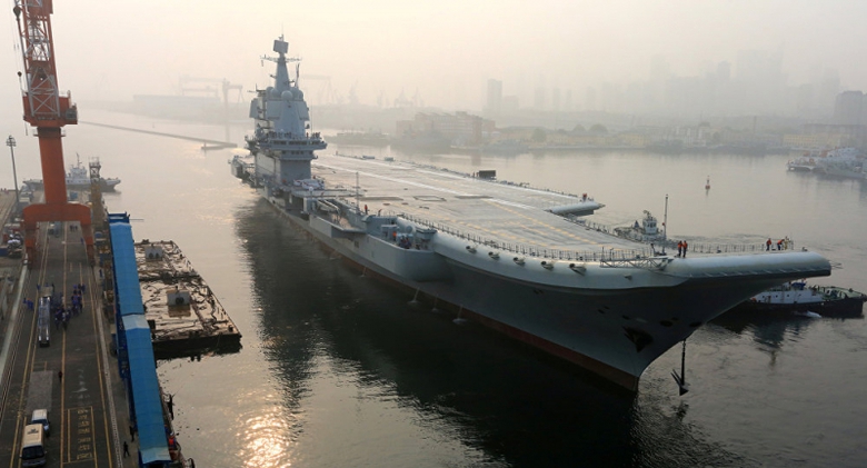 T&agrave;u s&acirc;n bay Li&ecirc;u Ninh