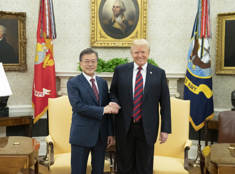 Tổng thống H&agrave;n Quốc Moon Jae-in gặp Tổng thống Mỹ 