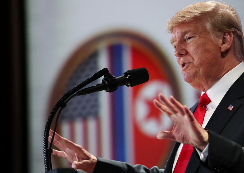 Tổng thống Mỹ Donald Trump ph&aacute;t biểu tại họp b&aacute;o