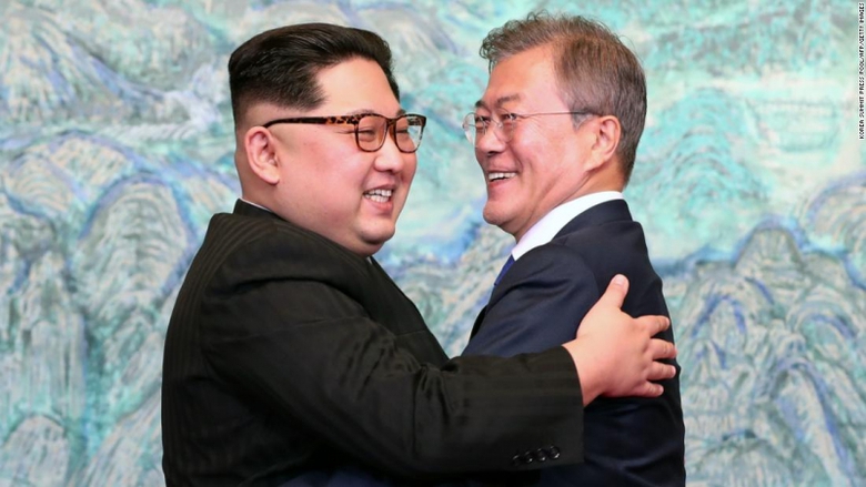 Chủ tịch Triều Tiên Kim Jong-un cười và o