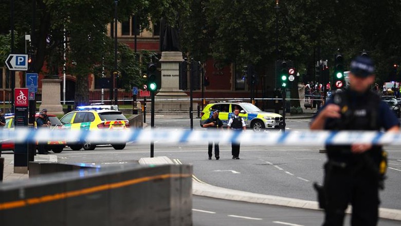 Cảnh s&aacute;t bao v&acirc;y khu vực xung quanh t&ograve;a nh&agrave; quốc h