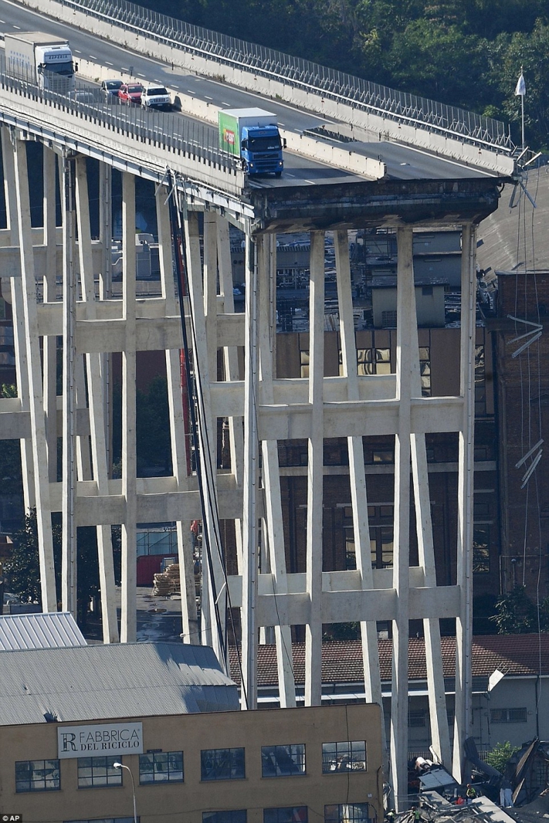 T&agrave;i xế l&aacute;i chiếc xe tải xanh dừng xe kịp thời ngay