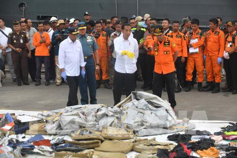 Tổng thống Indonesia Joko Widodo v&agrave; Bộ trưởng Giao