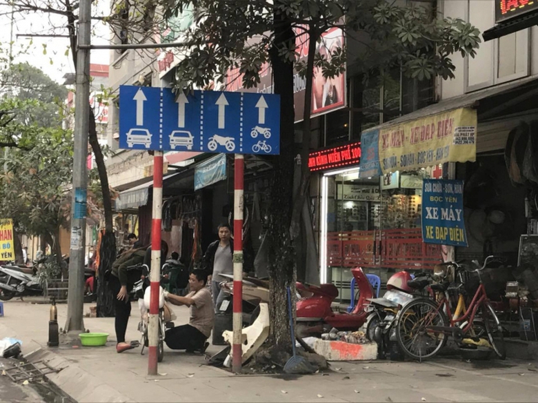 nhiều hộ d&acirc;n vẫn lấn chiếm vỉa h&egrave; l&agrave;m nơi kinh doa