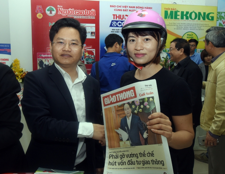 Chị Phương Anh, tạp ch&iacute; Thi đua, tr&uacute;ng thưởng mũ b