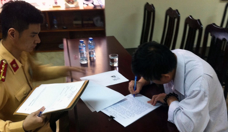 t&agrave;i xế biển xanh đi ngược chiều tr&ecirc;n cầu nhật t&acirc;n