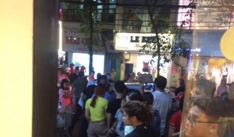 đ&acirc;m ch&eacute;m ở phố h&agrave;ng b&ocirc;ng