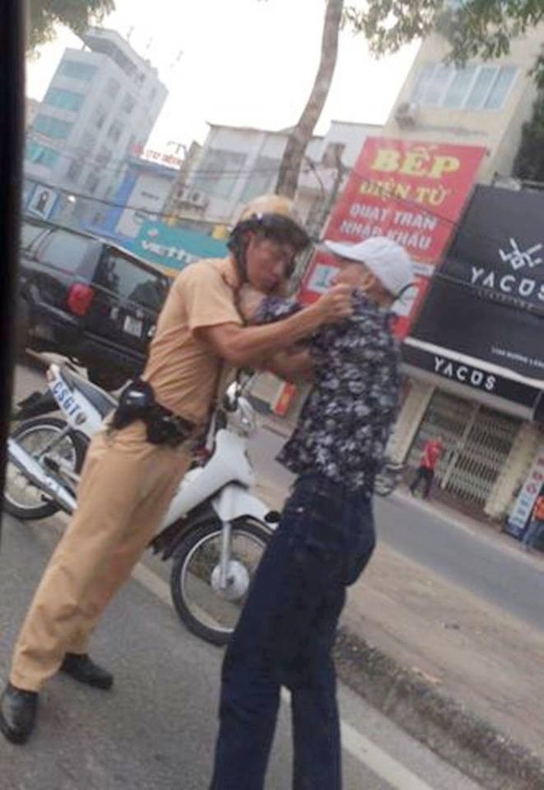 Đối tượng xăm trổ t&uacute;m &aacute;o đ&aacute;nh CSGT ngay tr&ecirc;n đường