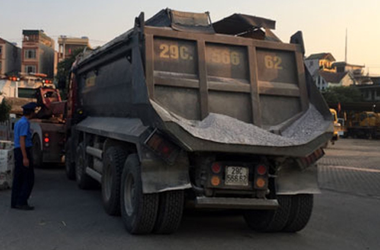 Một &ocirc;t&ocirc; chở qu&aacute; tải bị lực lượng chức năng xử l&yacute;. 