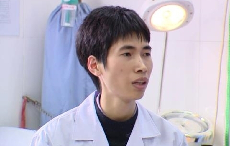 b&aacute;c sĩ chiến bệnh viện xanh p&ocirc;n bị đ&aacute;nh