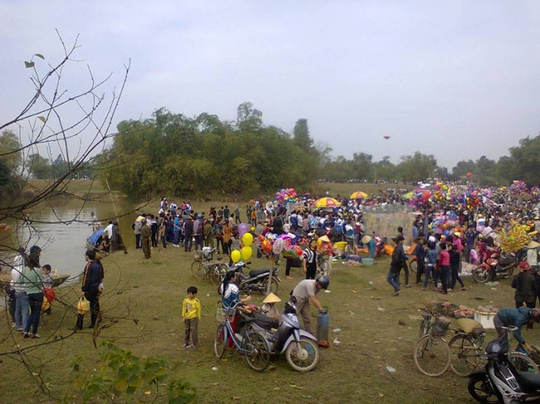 cứ đến m&ugrave;ng 6 Tết l&agrave; phi&ecirc;n chợ Chuộng lại mở một l